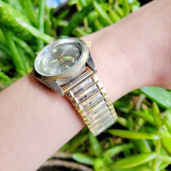 Vintage Classic Quartz Stretch Watch - Picture 3 of 6